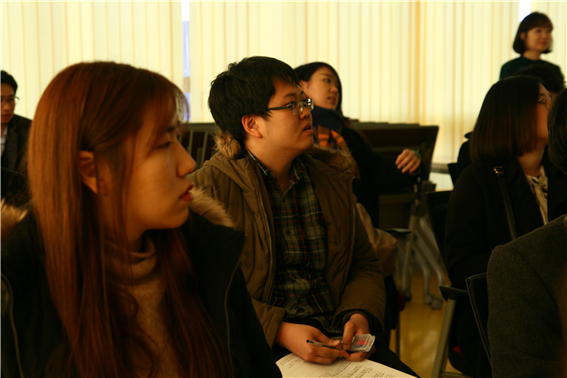 사진 4 : 신청자들이 채용설명회에 집중하고 있는 사진